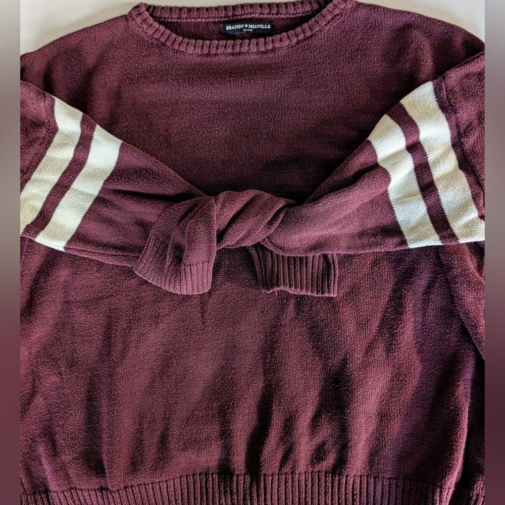 Brandy Melville Cropped Cotton Crewneck
Sweater Burgundy with White Stripes